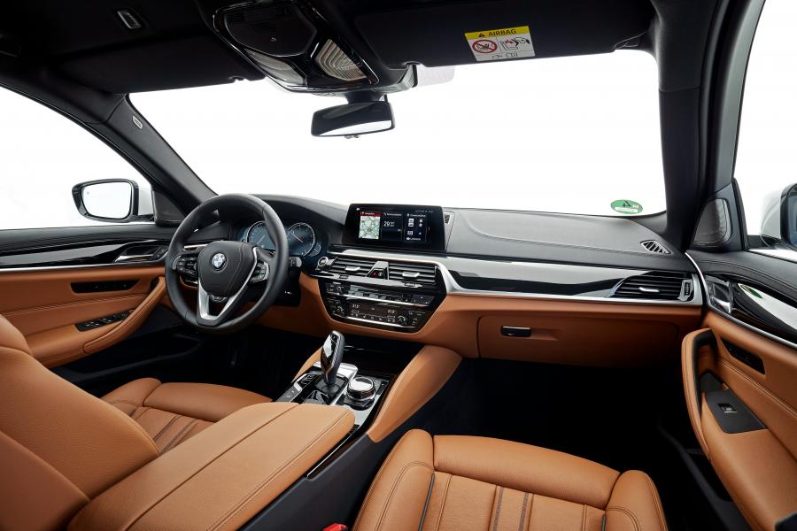 Торпедо BMW 520d Touring Luxury Line 2017 года  (WW) (фото 25 из 40)